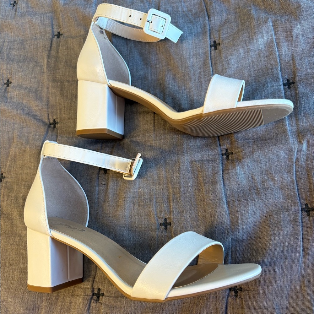 Classic Ankle-Strap white Block Heel Sandals